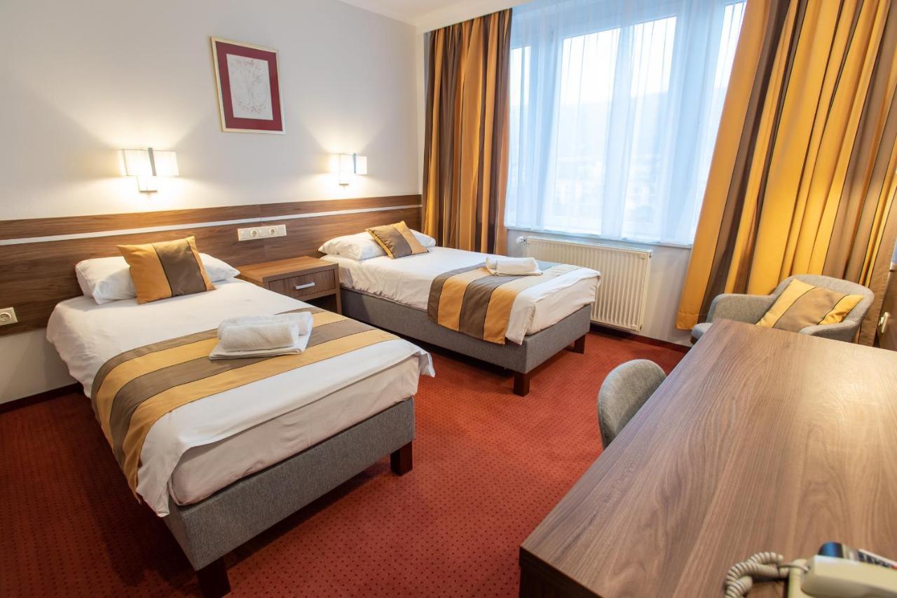 Hotel Arpad Tatabánya Eksteriør bilde